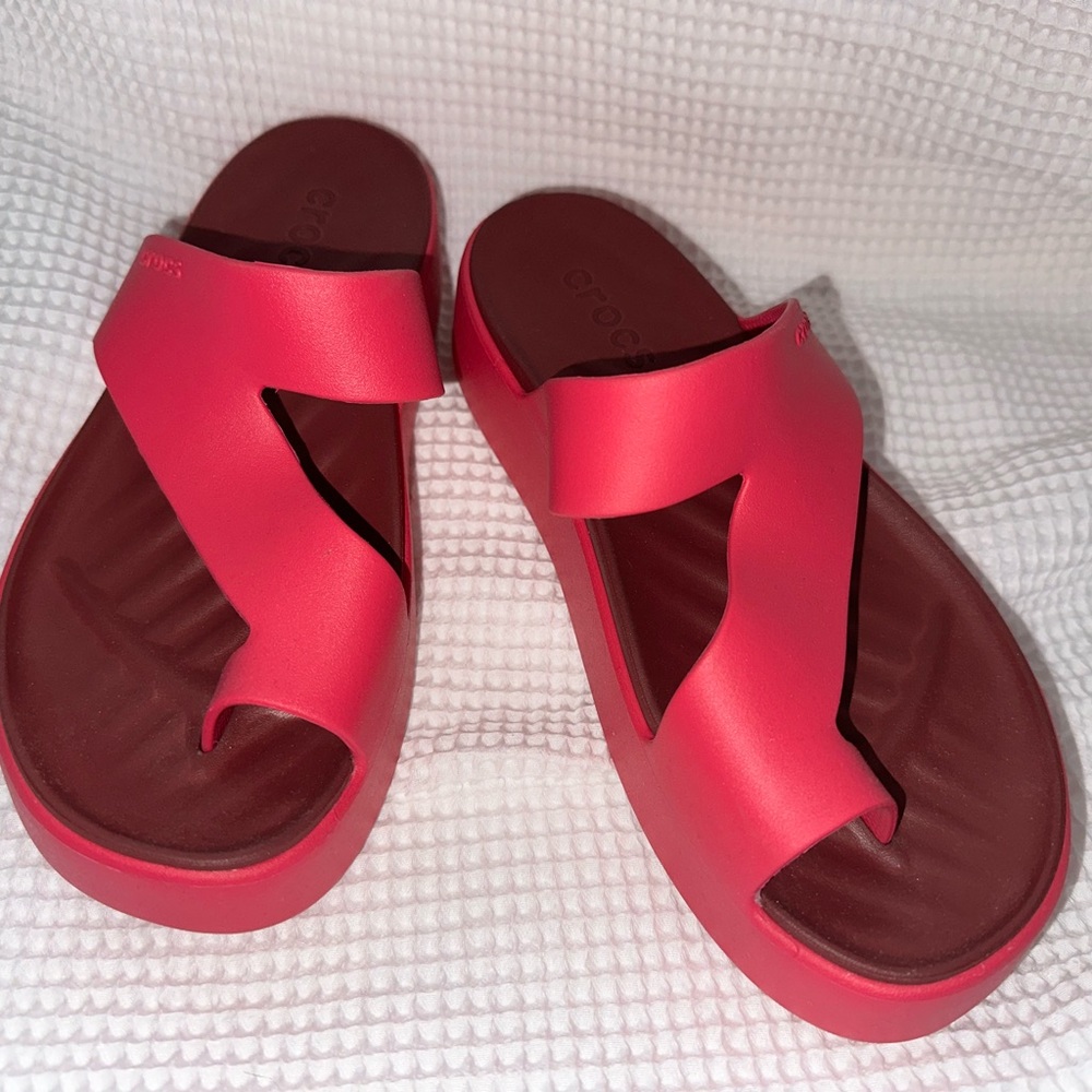 CROCS Women’s getaway platform toe loop in dragon fruit NWOT